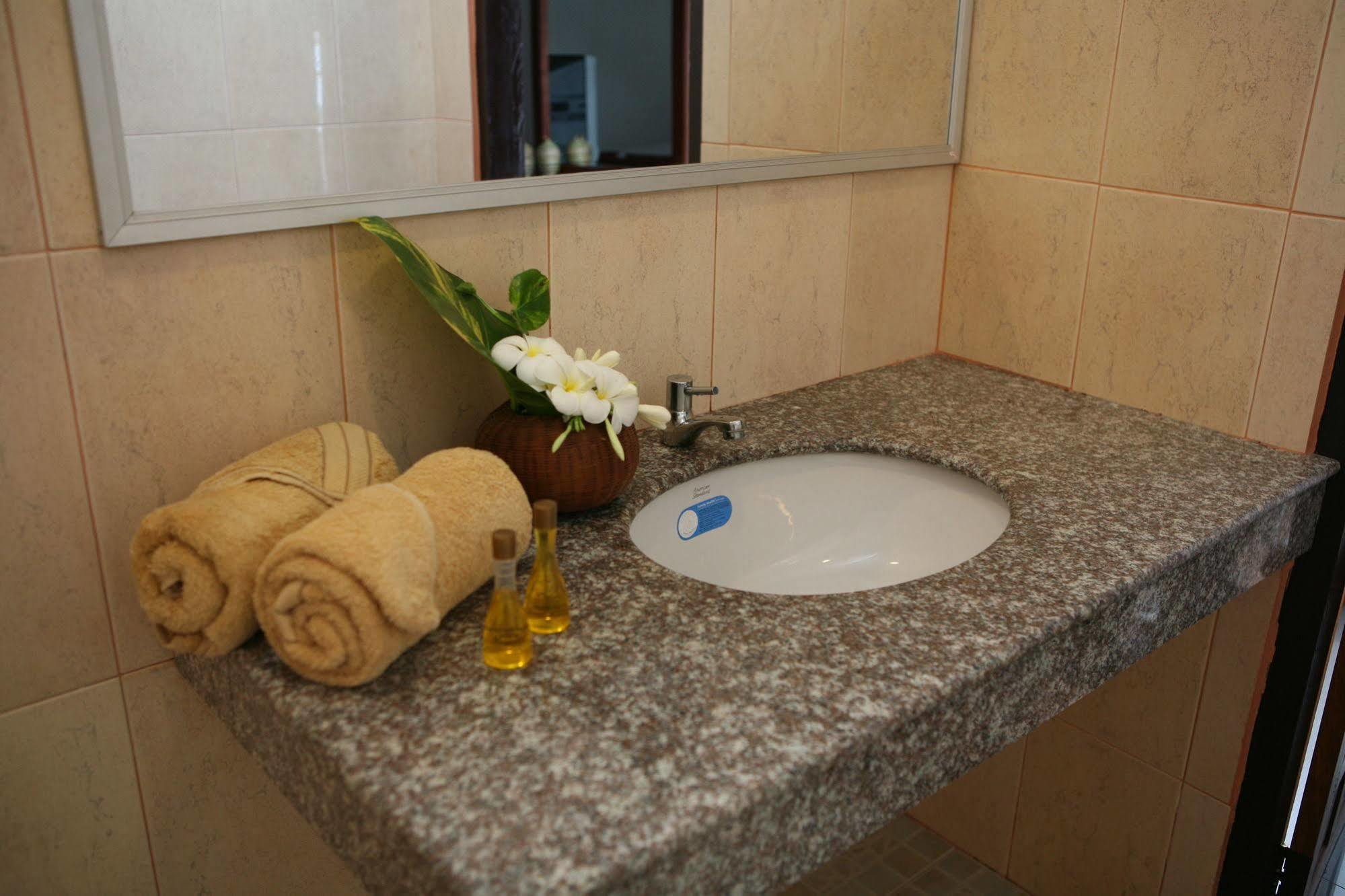 Alisa Guesthouse Pakse Bagian luar foto